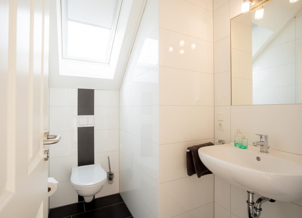 Helles Gäste-WC mit Dachfenster im Dock 61