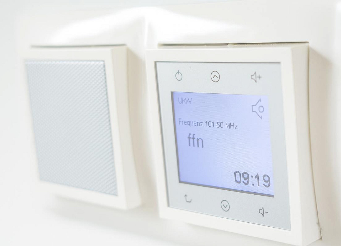 Modernes Einbauradio im Badezimmer der Ferienwohnung Dock 61