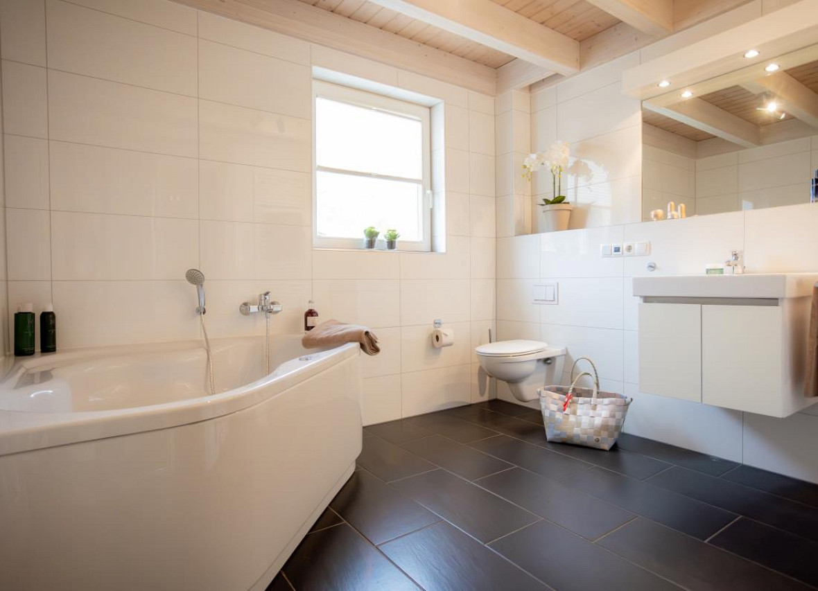 Modernes Bad mit großer Wanne und Tageslicht