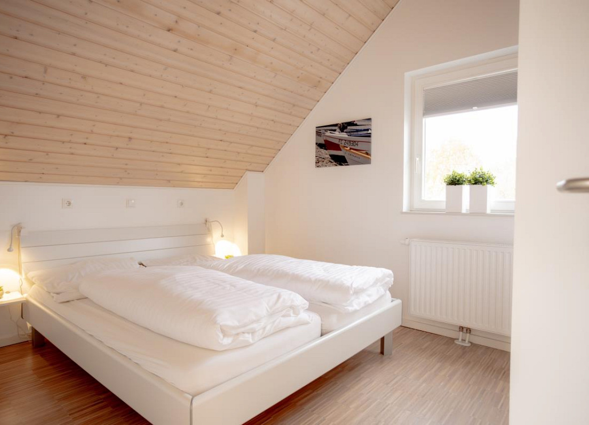 2 tes helles Schlafzimmer mit gemütlichem Doppelbett im Dock 61