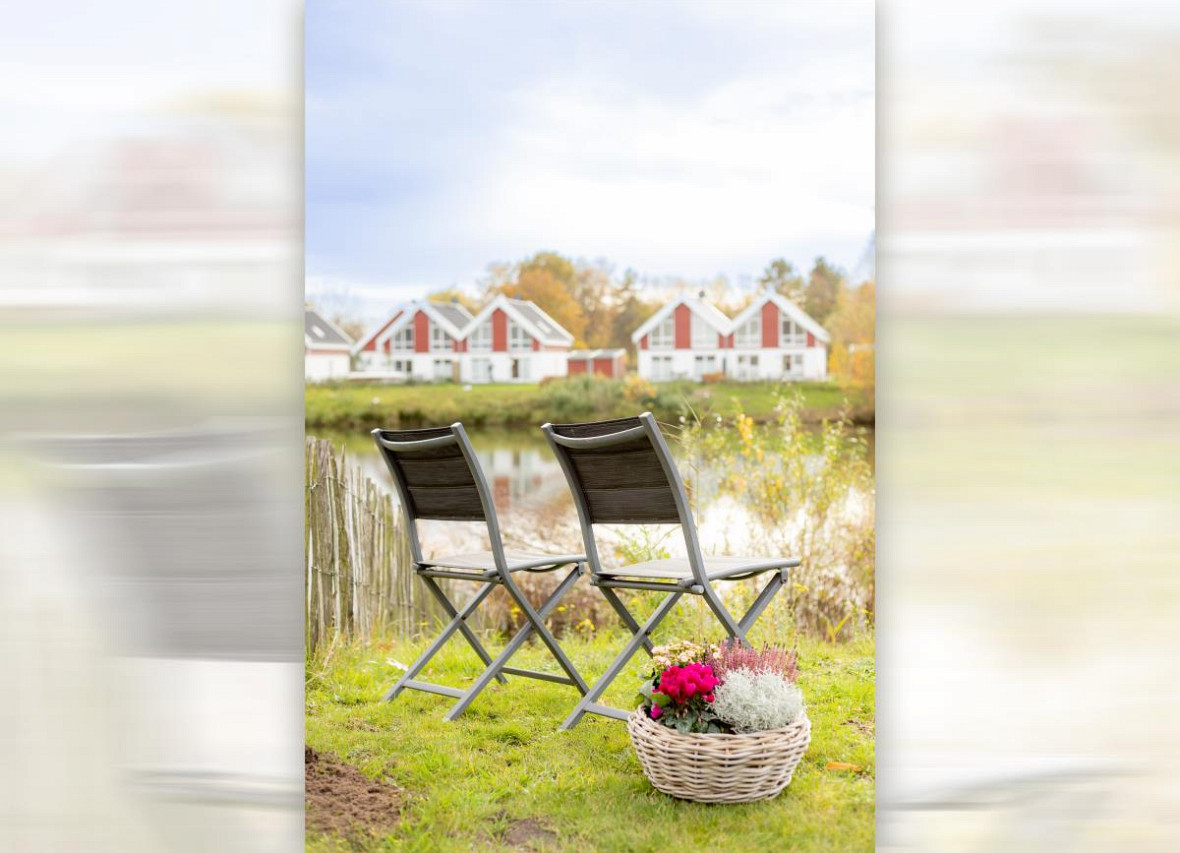 Gemütlicher Sitzplatz mit Blick auf den See und die Ferienhäuser
