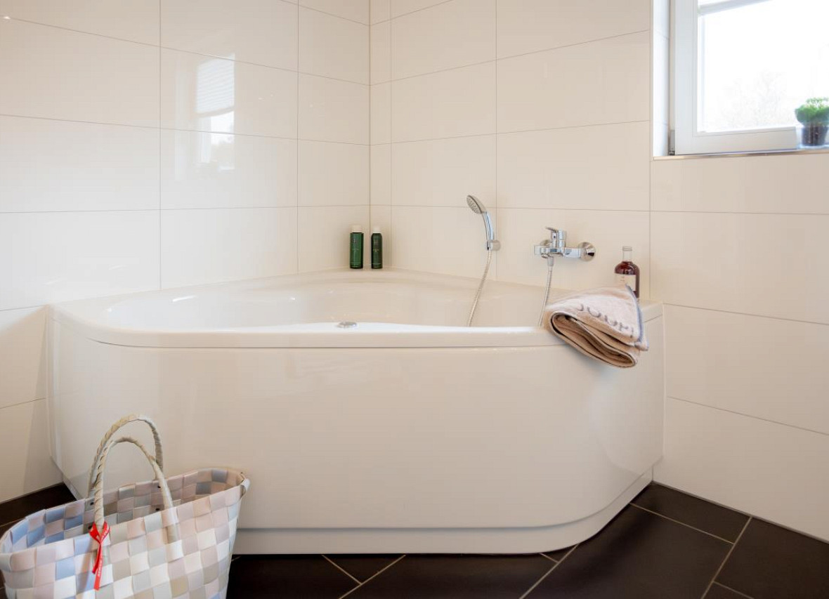 Moderne Eckbadewanne mit Wellness-Komfort