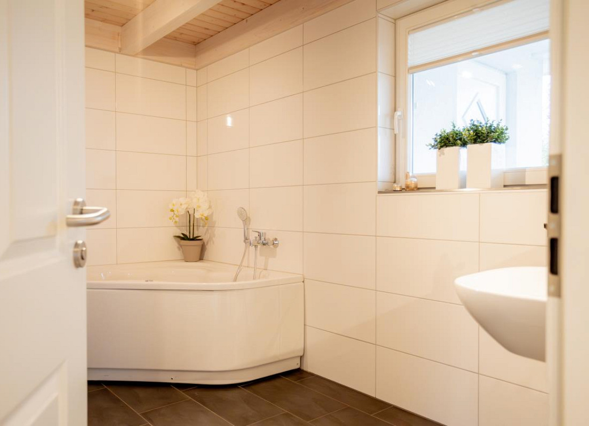 Ein Moment zum Ankommen - modernes Badezimmer mit Badewanne im Ferienhaus Dock 2 in Nordhorn