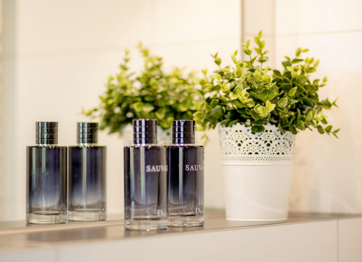 Stilvolle Badezimmerecke mit dekorativen Akzenten