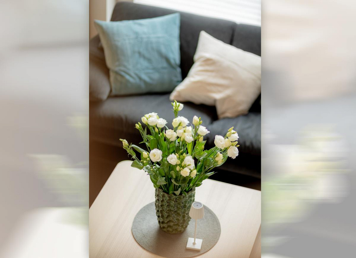 Helle Tischdekoration im gemütlichen Wohnbereich