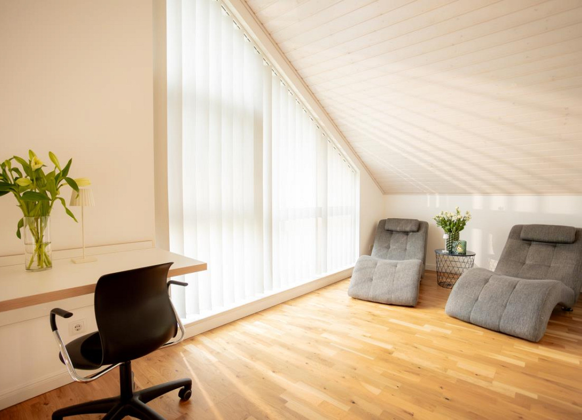 Helles Ruhe- und Arbeitszimmer mit Panoramafenster im Dock 2