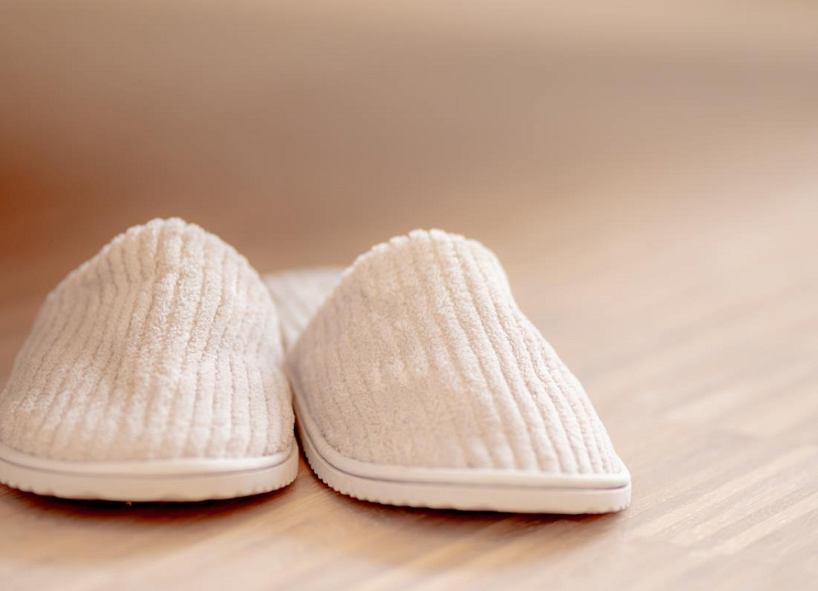 Gemütliche Hausschuhe im Schlafzimmer von Dock 61