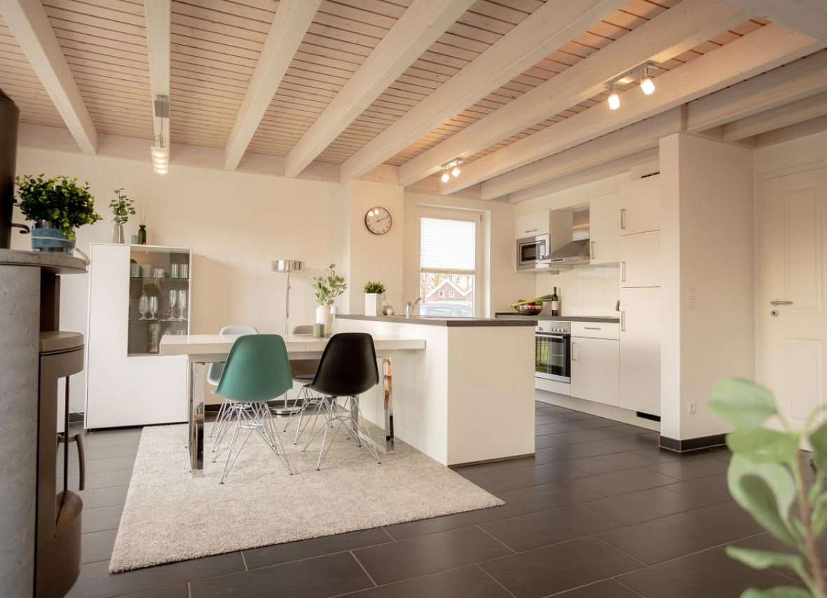 Helle Wohnküche mit modernem Essbereich