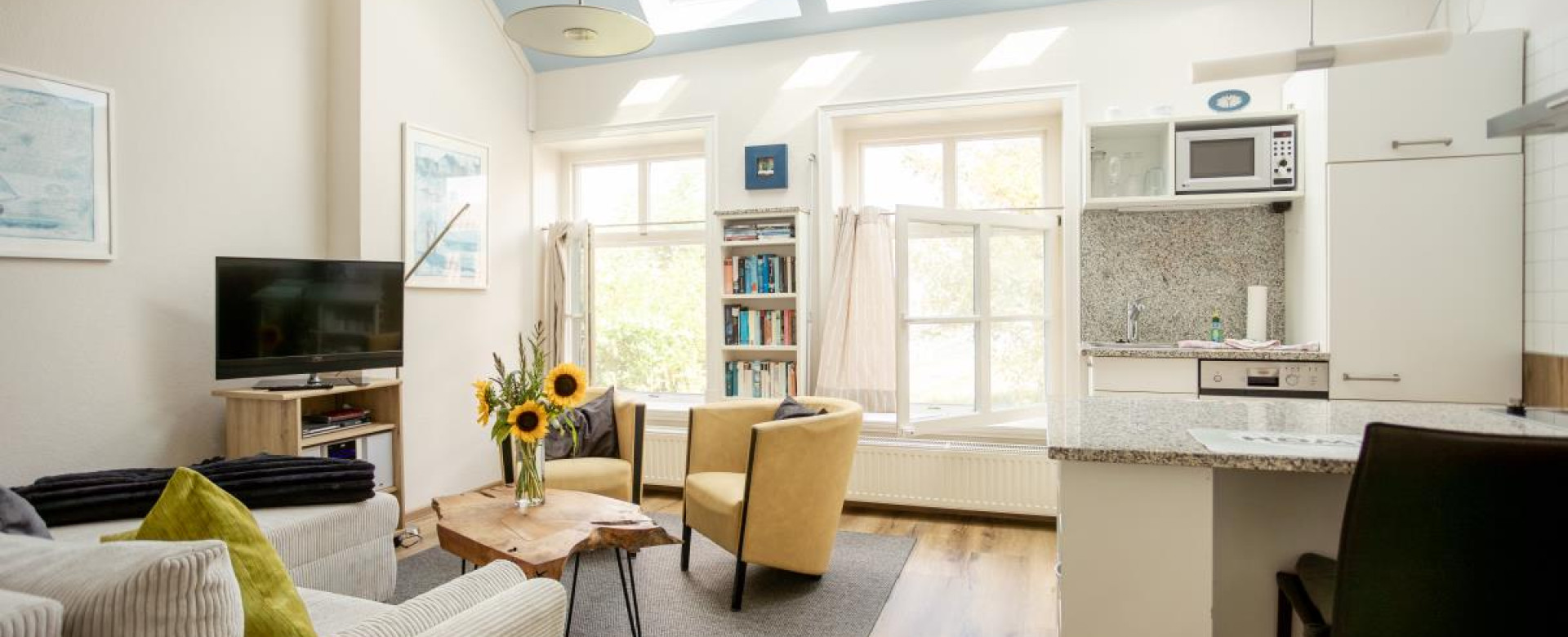 Wohnbereich mit Küche und Dachflächenfenstern