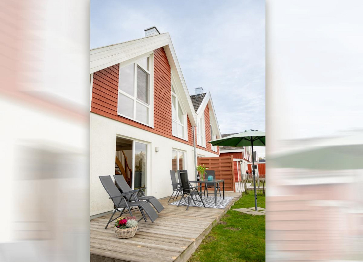 Sonnige Terrasse des Ferienhauses Dock 61 mit Sitz- und Liegebereich