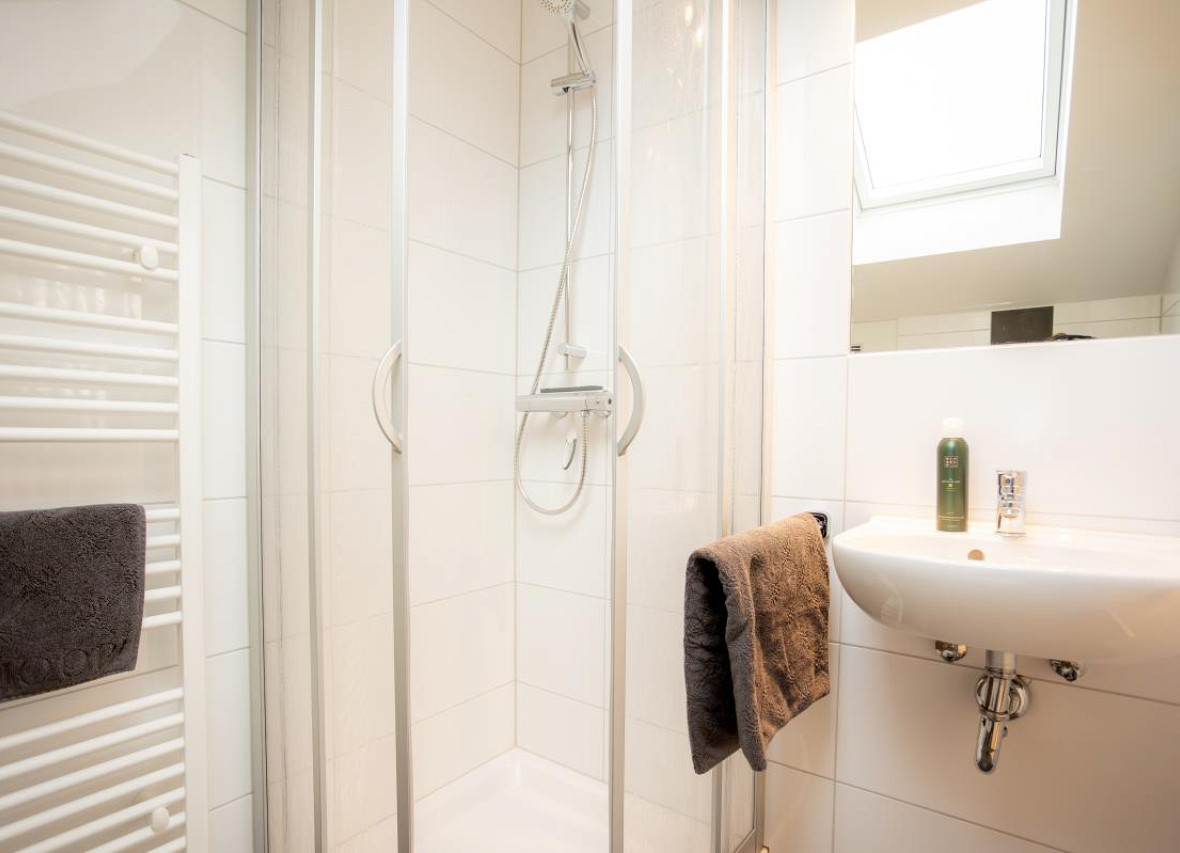 Helles Duschbad mit Tageslicht und moderner Ausstattung im Dock 2