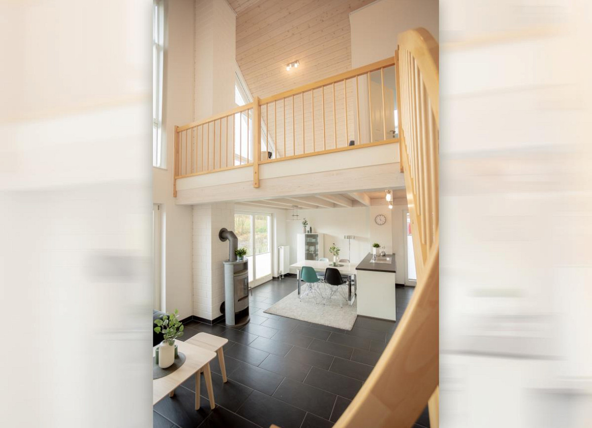 Großzügiger Wohn- und Essbereich mit Galerie