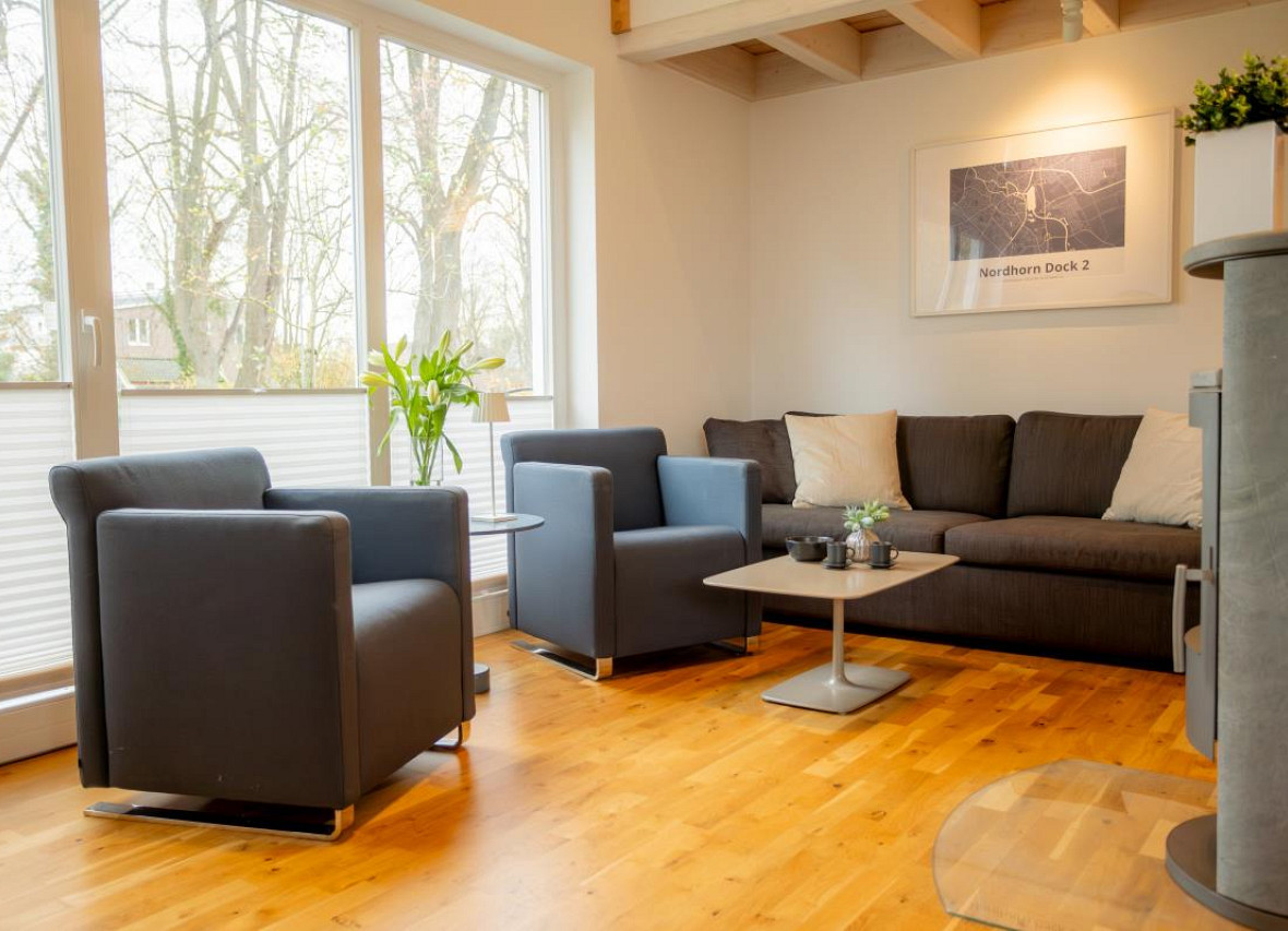 Modernes Wohnzimmer mit großer Fensterfront im Ferienhaus Dock 2 in Nordhorn