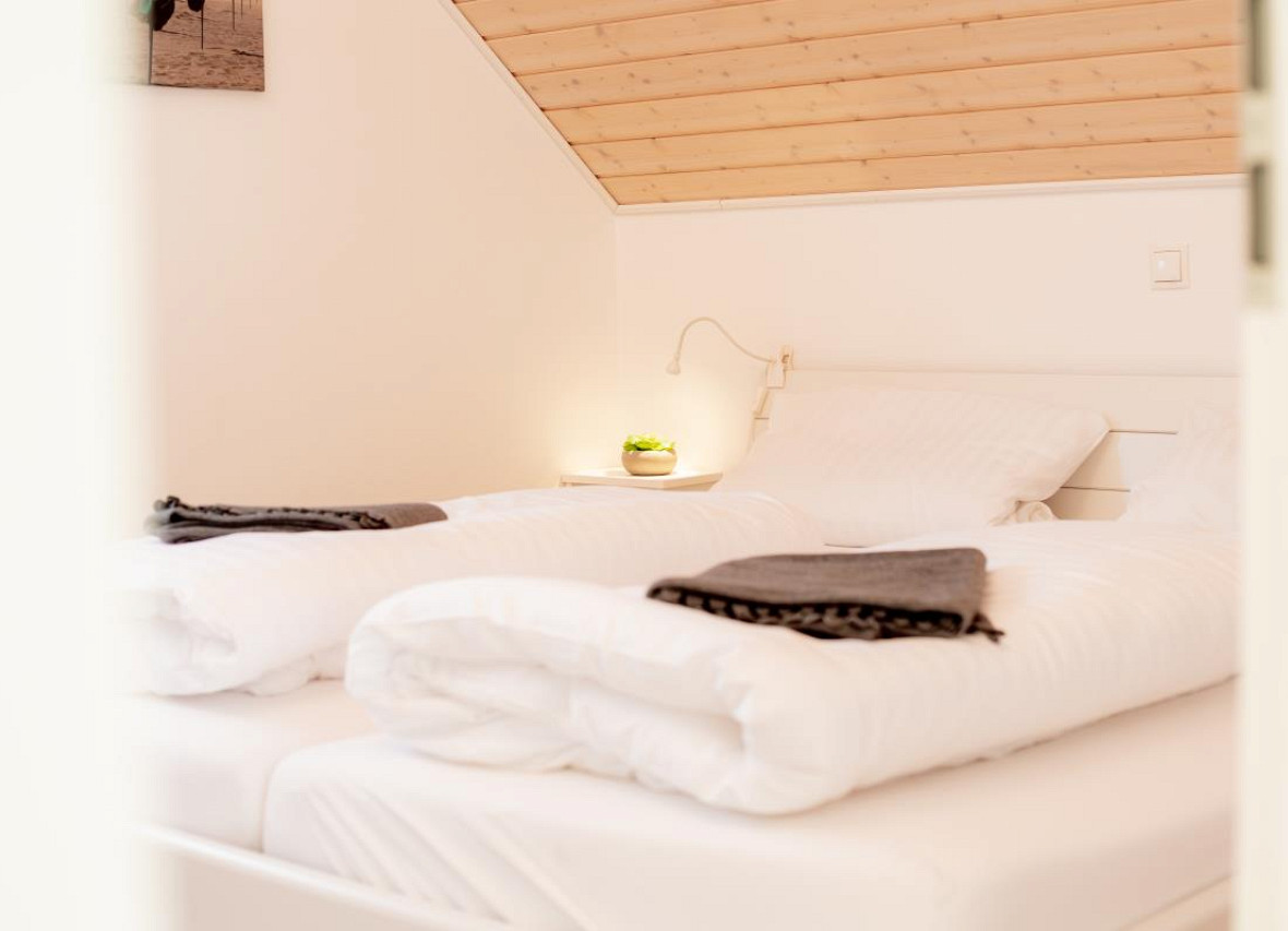 Helles Schlafzimmer mit zwei gemütlichen Einzelbetten