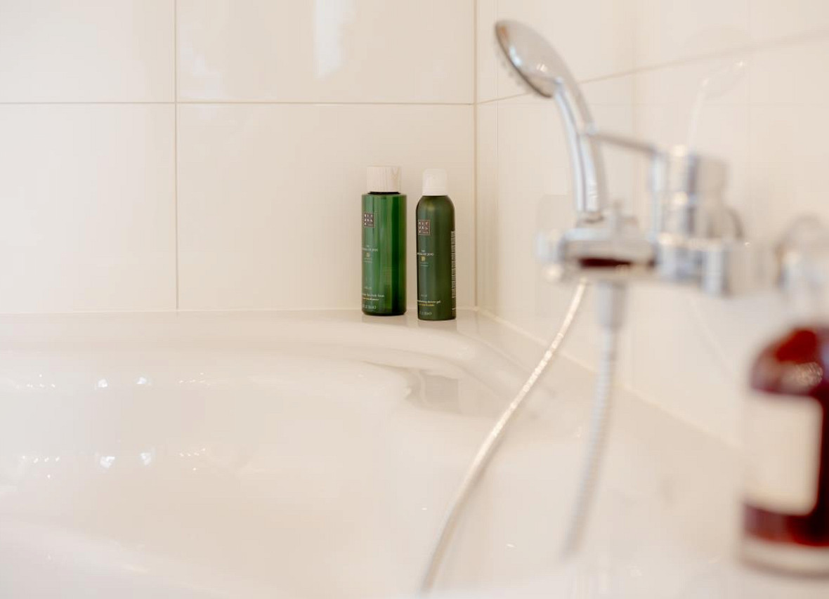 Hochwertige Pflegeprodukte an der Badewanne