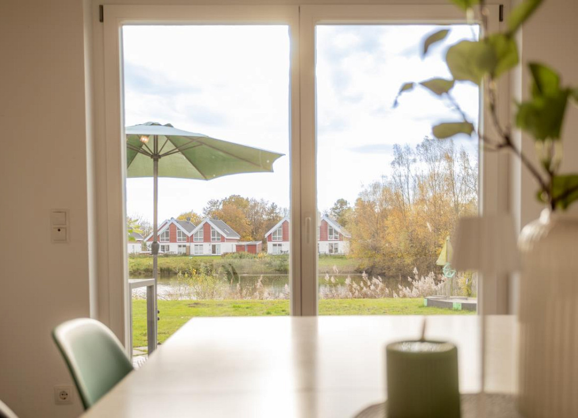 Weitläufiger Ausblick vom Essbereich auf das Wasser