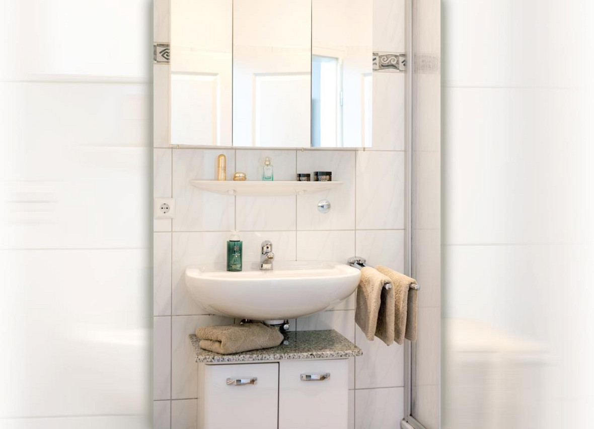 Waschbecken mit Spiegelschrank