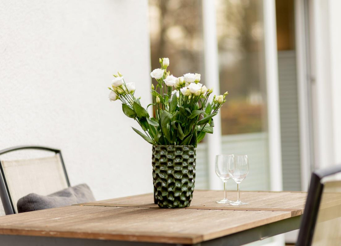 Ein liebevoll gedeckter Moment im Freien