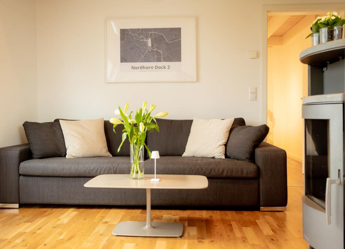 Gemütliches Sofa mit Kamin im Wohnzimmer von Dock 2 in Nordhorn