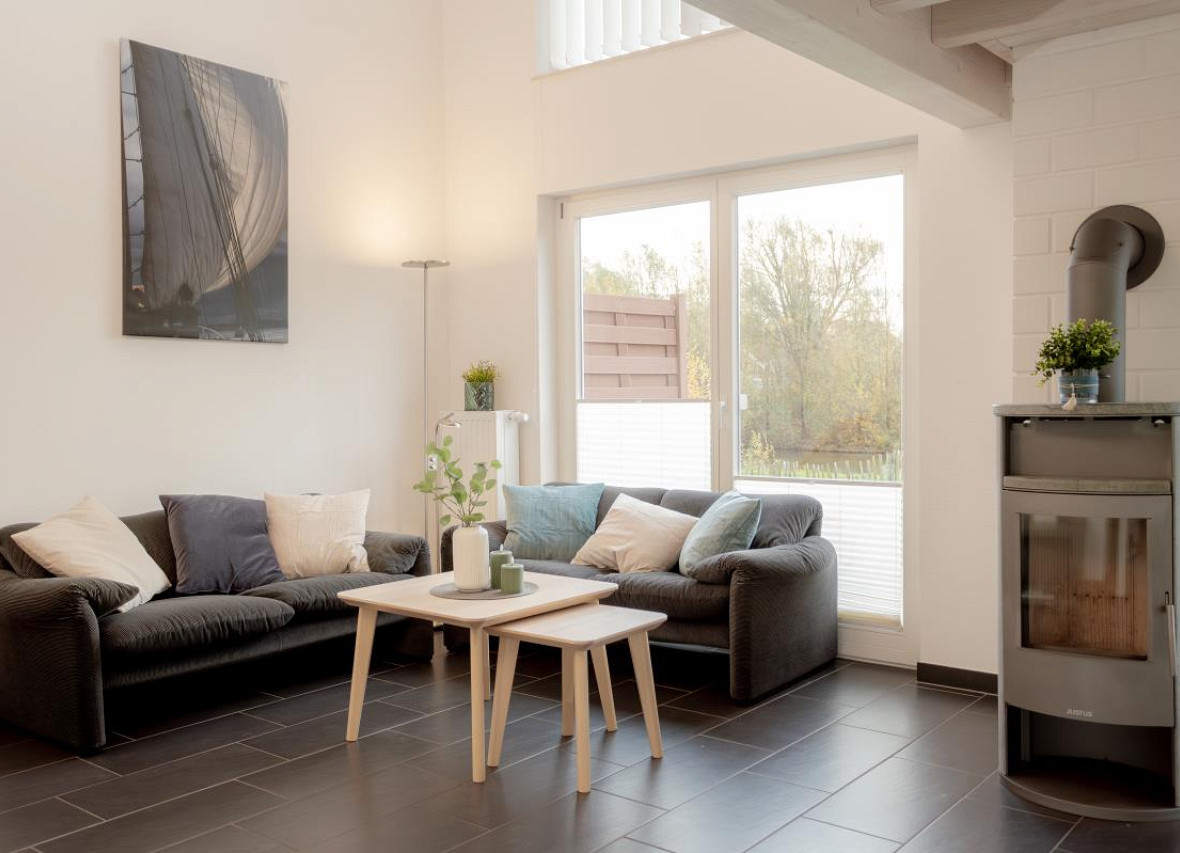 Gemütlicher Wohnbereich mit Kamin und Blick ins Grüne