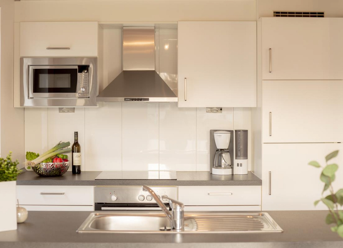 Moderne voll ausgestattete Küche in Dock 61