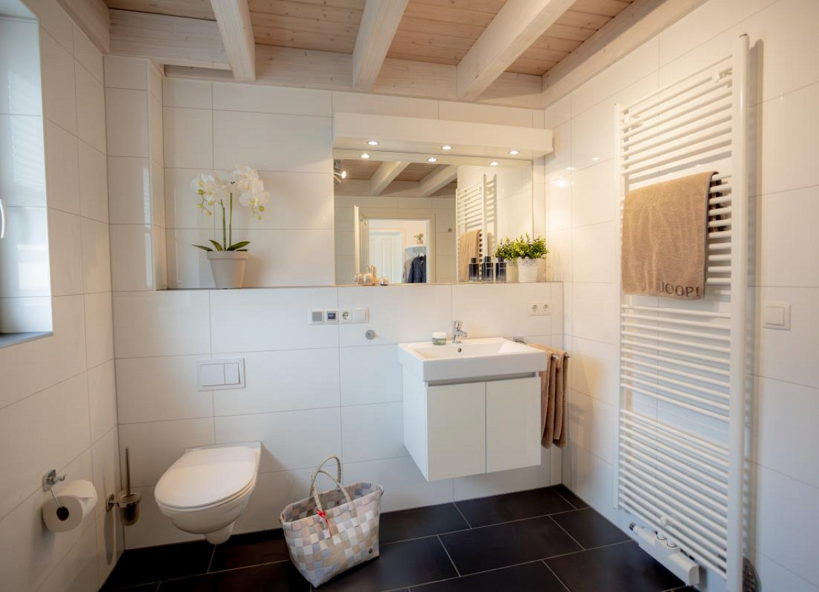 Modernes Badezimmer mit Komfortausstattung