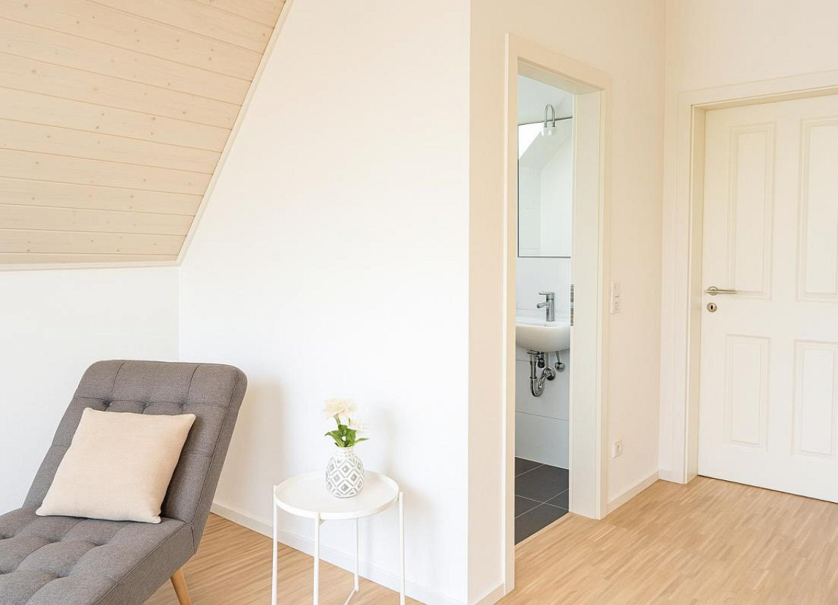 Helles Dachgeschoss mit moderner Relaxliege im Dock 61