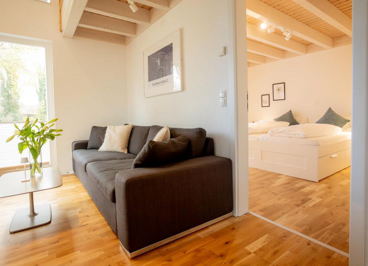 Wohnzimmer mit Herz – Blick in den sanft beleuchteten Schlafbereich