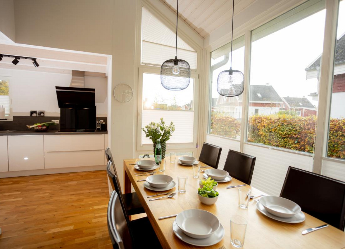 Offene Wohnküche mit Sonnenstrahlen – Genussmomente in Dock 2