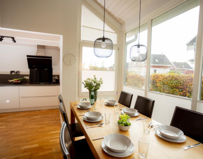 Offene Wohnküche mit Sonnenstrahlen – Genussmomente in Dock 2