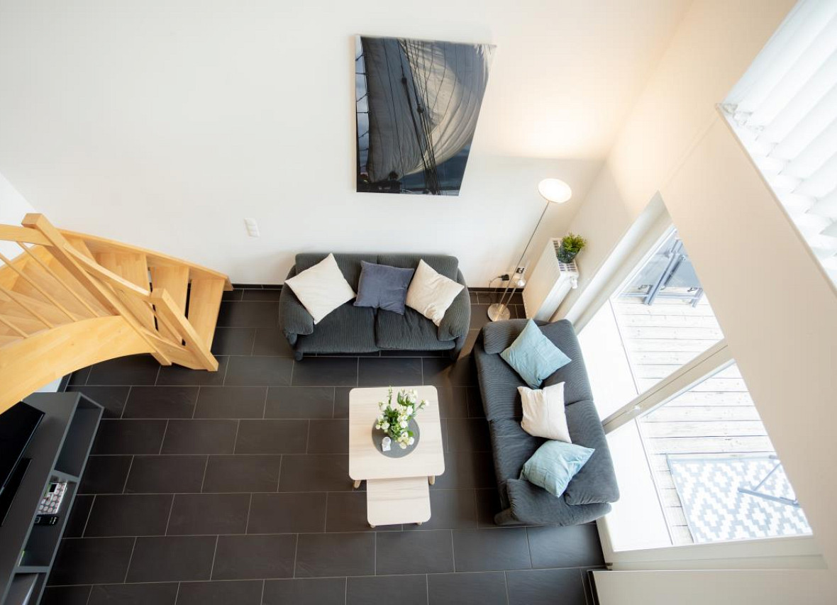 Wohnbereich mit Galerie und großem Panoramafenster