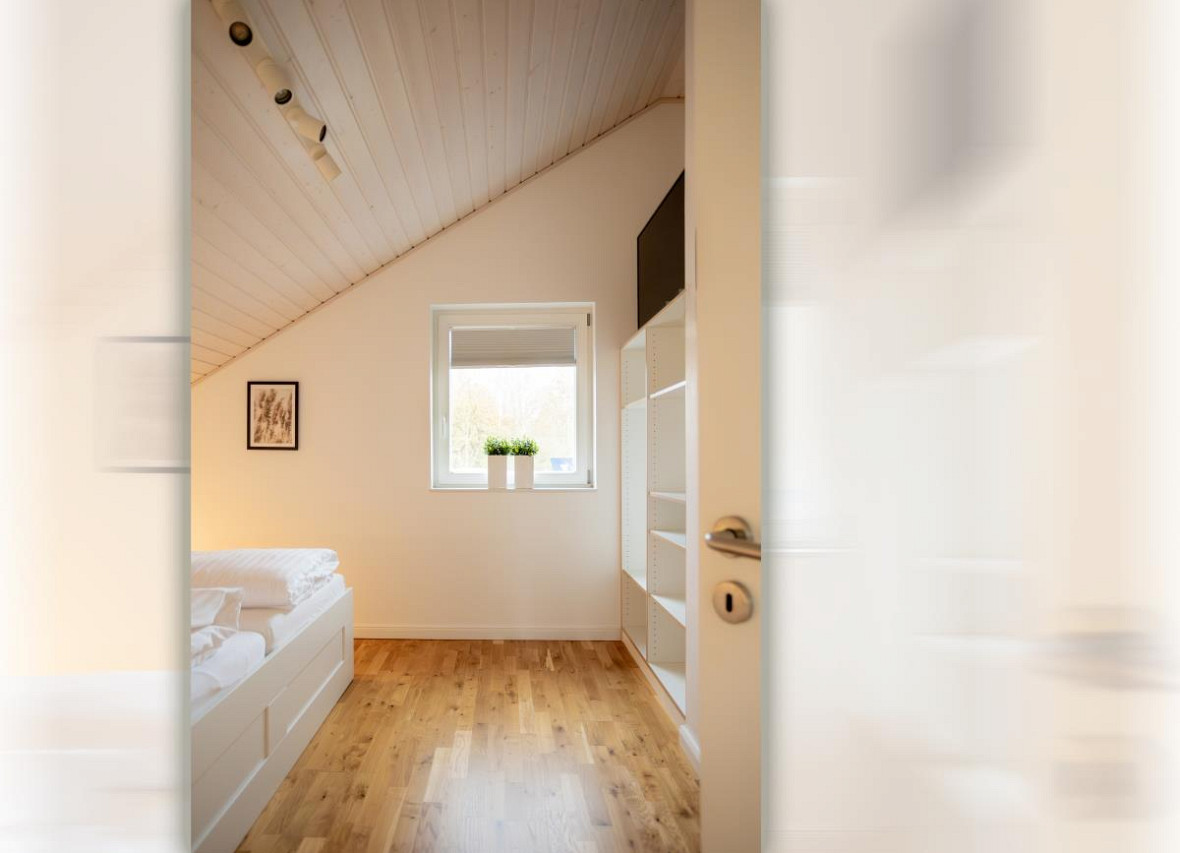 Helles Schlafzimmer mit Dachschräge und viel Raum zum Wohlfühlen