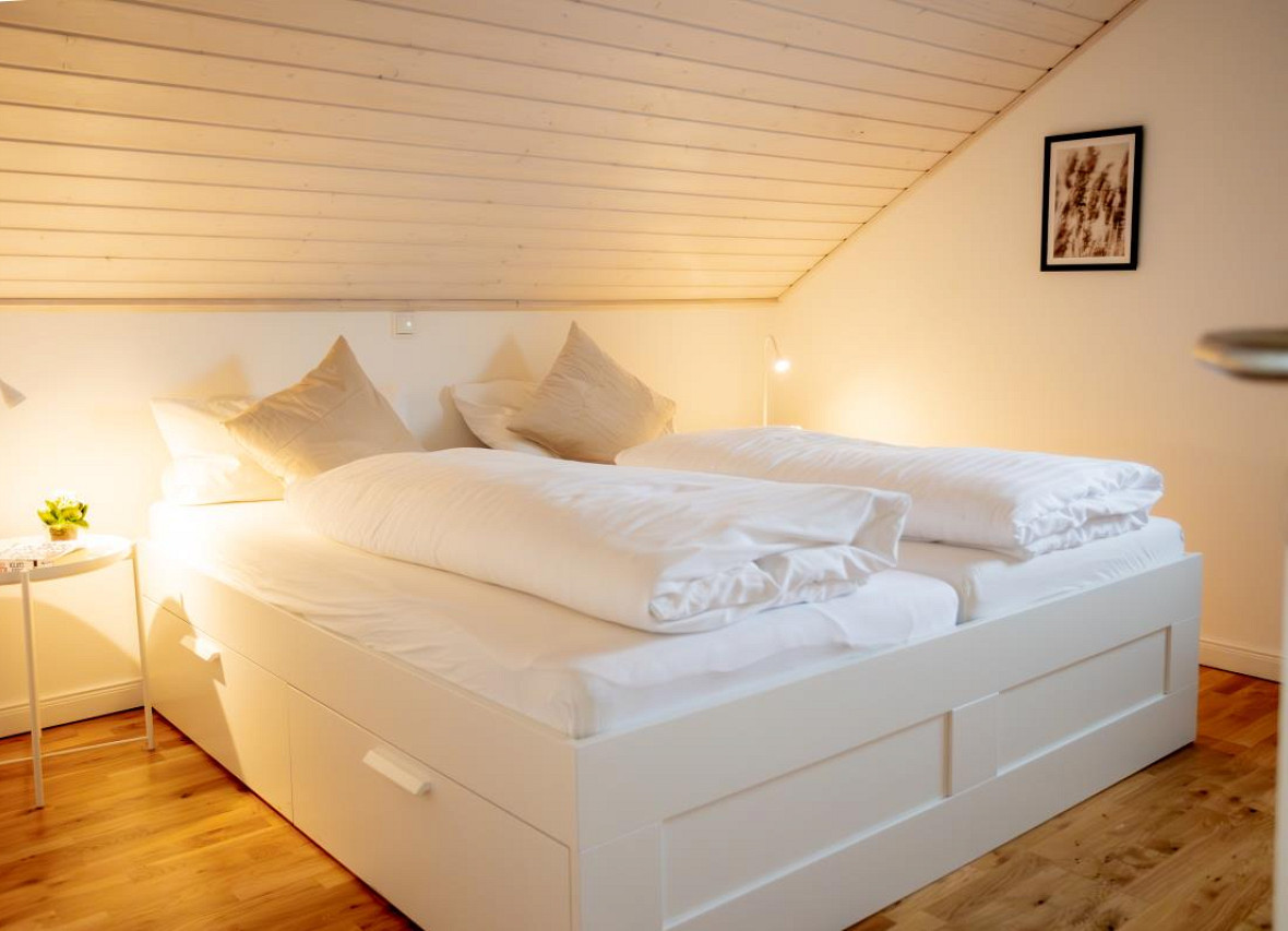 Gemütliches Schlafzimmer unter der Schräge – ein ruhiger Rückzugsort im Dock 2