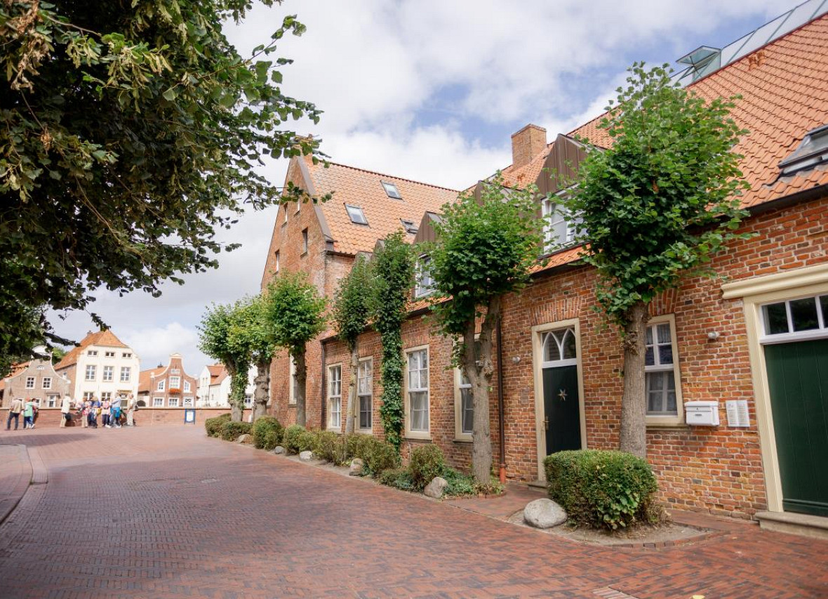 Amtmannshaus - Straßenseite mit Bäumen direkt in Richtung Hafen