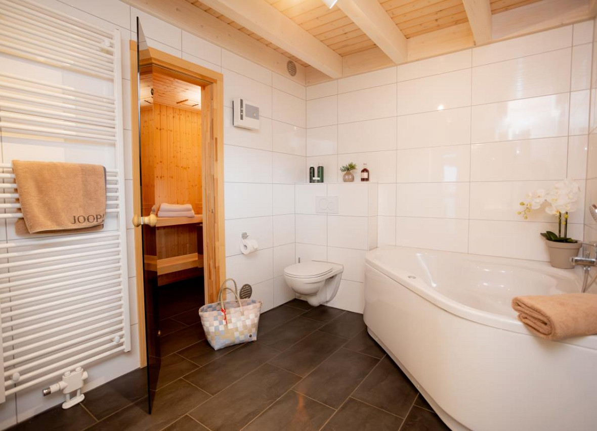 Wellnessmoment im Bad – Sauna, Wanne & warme Wohlfühlfarben in Dock 2