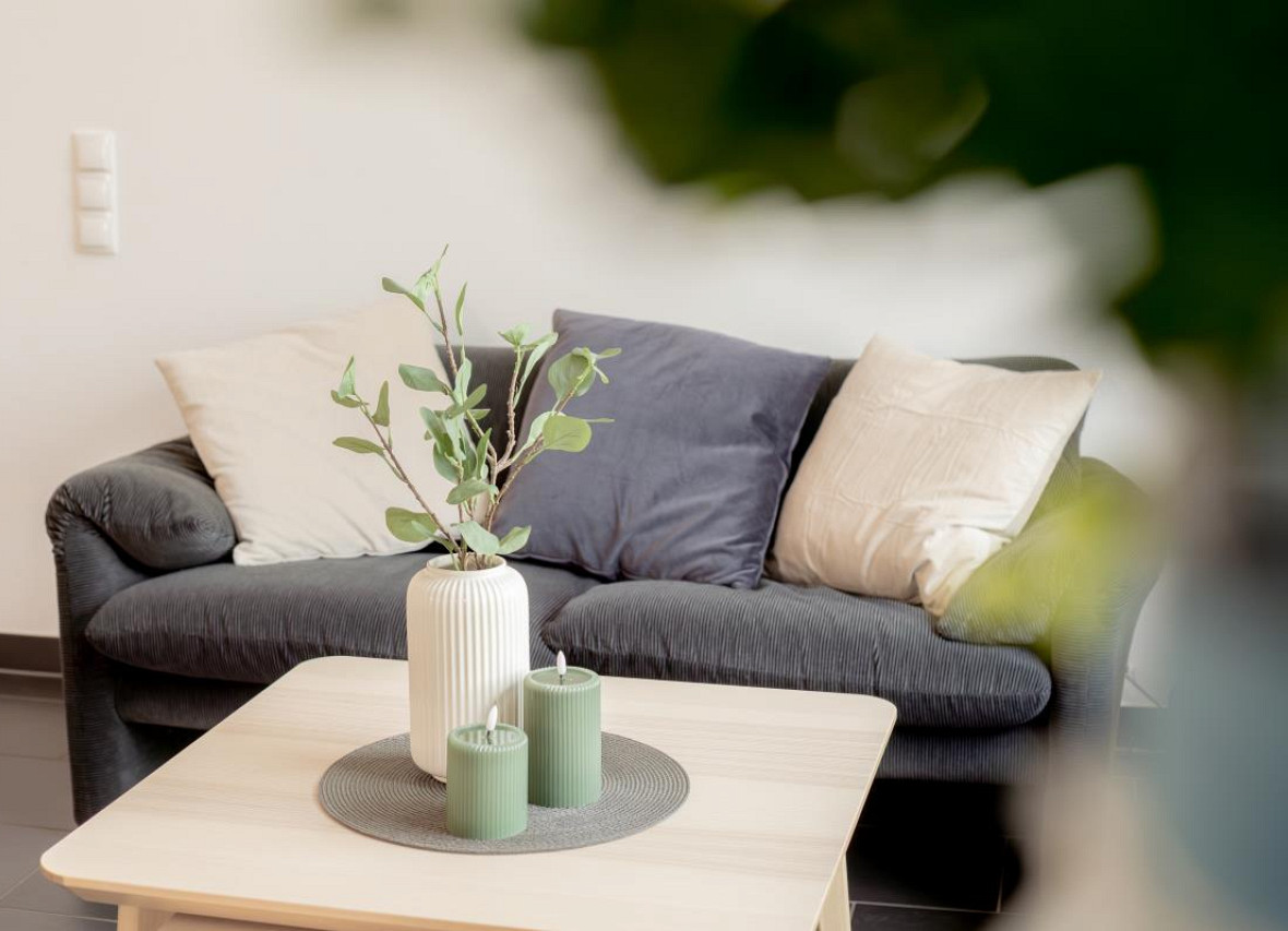 Gemütliche Sofaecke mit liebevollen Details