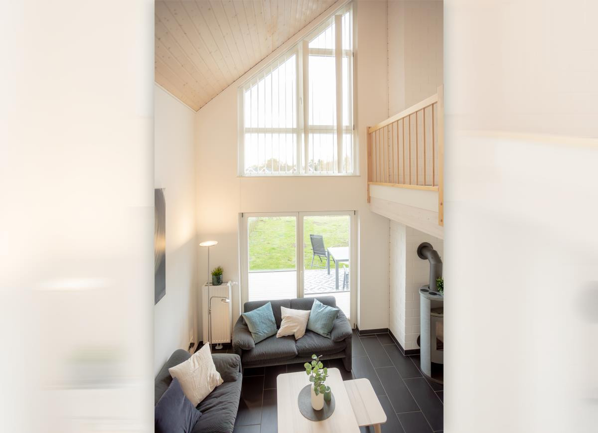 Lichtdurchfluteter Wohnbereich mit Blick ins Grüne