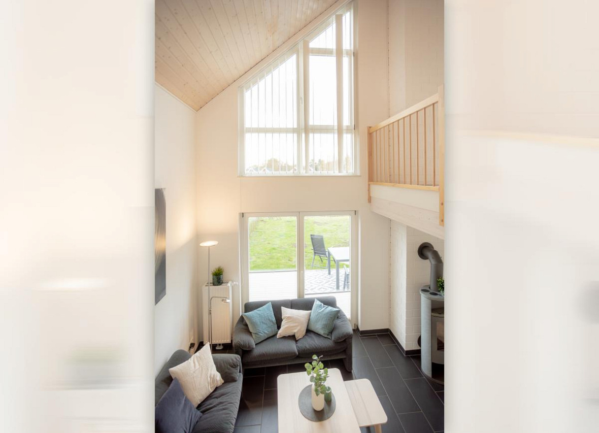 Lichtdurchfluteter Wohnbereich mit Blick ins Grüne