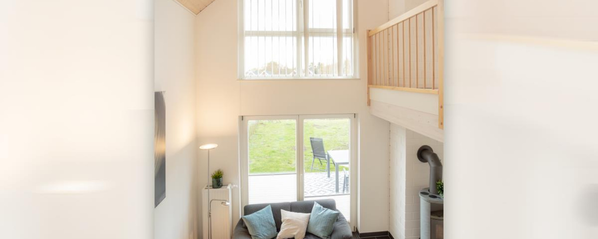 Lichtdurchfluteter Wohnbereich mit Blick ins Grüne