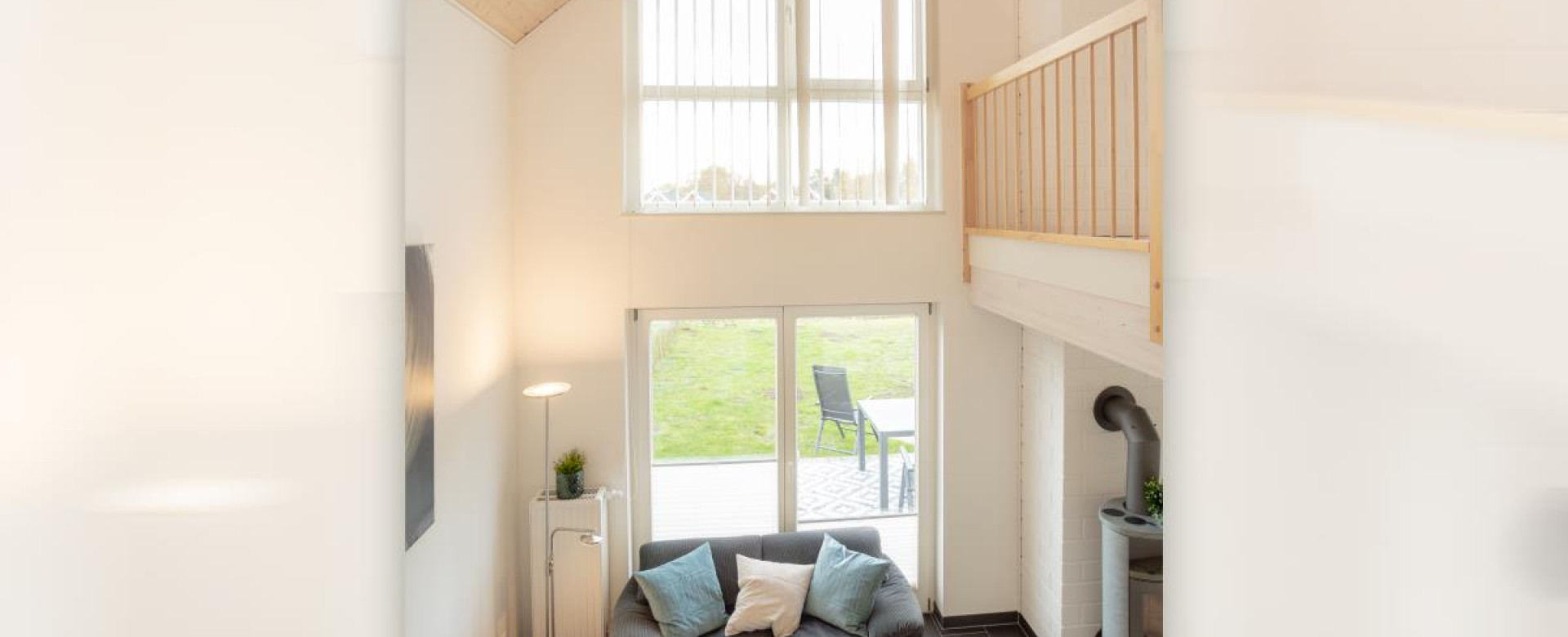 Lichtdurchfluteter Wohnbereich mit Blick ins Grüne