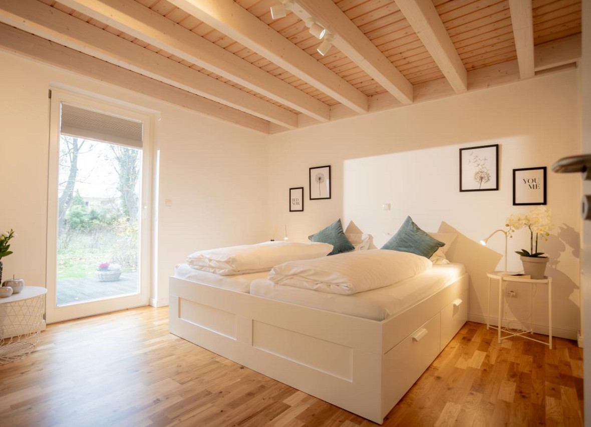 Schlafzimmer mit Wohlfühlfaktor – lichtdurchfluteter Raum mit Gartenblick