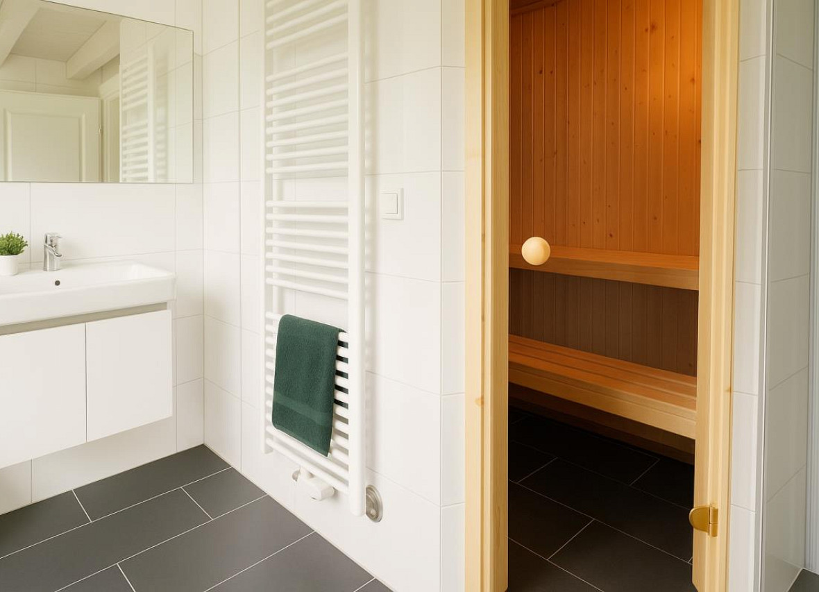Modernes Badezimmer mit privater Sauna im Dock 61 im Seepark Nordhorn