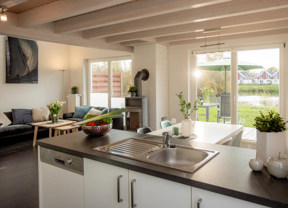 Offene Wohnküche mit Panoramablick auf Wasser und Natur