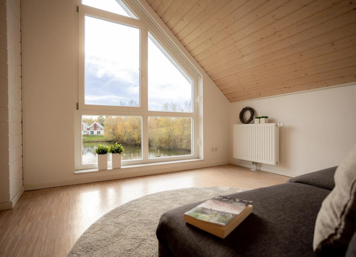 Lichtdurchfluteter Wohnbereich mit Panoramablick auf den See