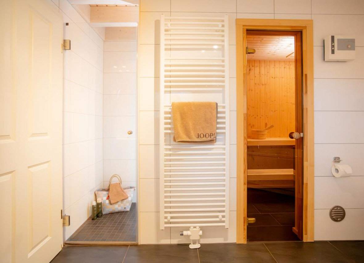 Wellness pur – Dusche, Sauna & warme Details im Bad von Dock 2