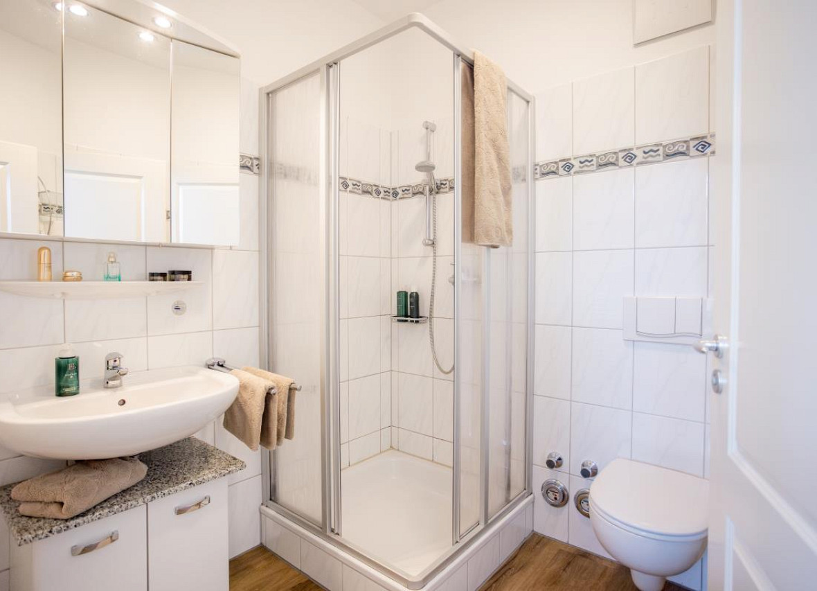 Das schöne helle Badezimmer in der Wohnung Pewsum