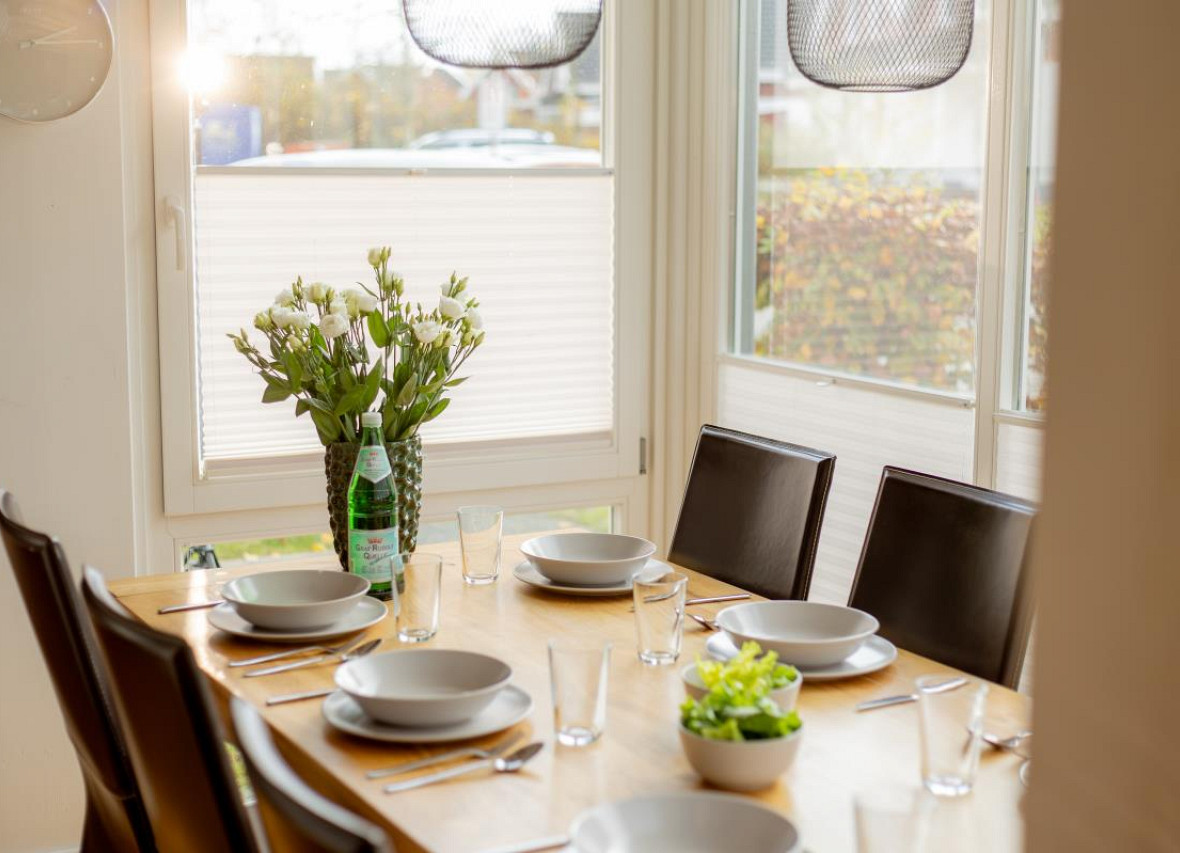 Essbereich im lichtdurchfluteten Wohnzimmer von Dock 2 in Nordhorn