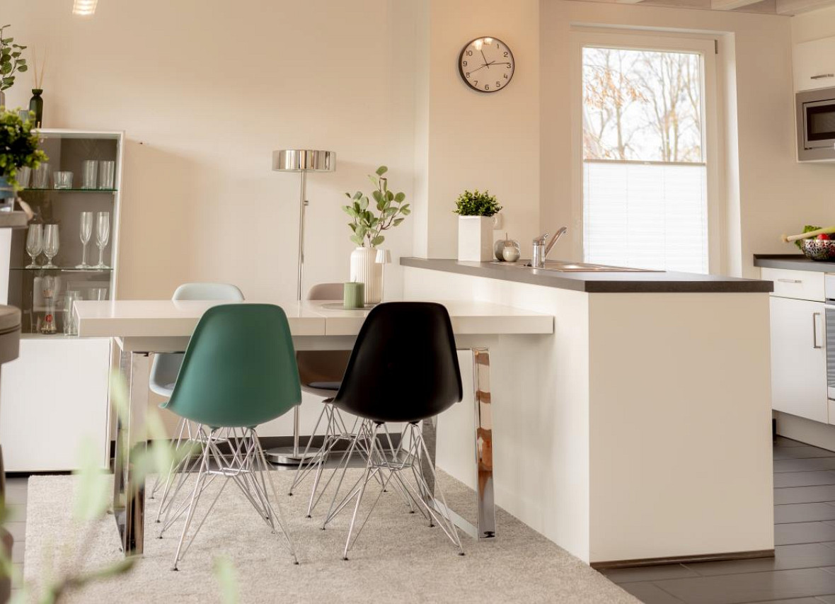 Moderner Essbereich mit Blick in die offene Küche