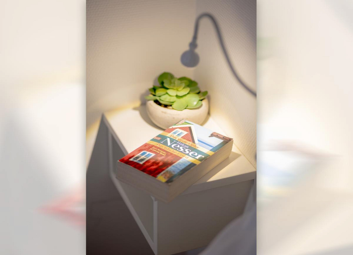 Gemütliches Nachttisch-Detail im Schlafzimmer von Dock 61