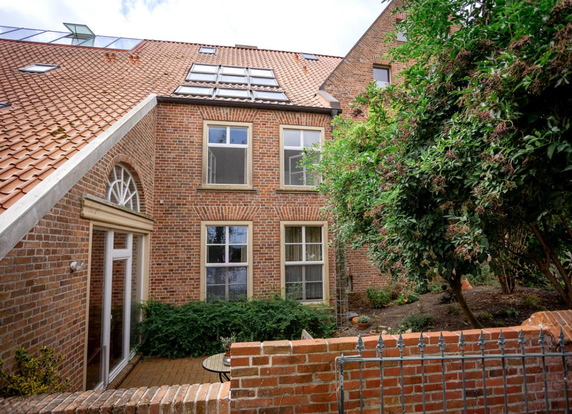 Dachflächenfenster der Wohnung vom Hafen aus